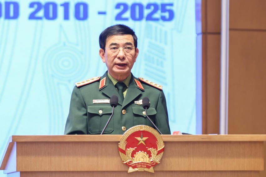 Bộ trưởng Bộ Quốc phòng Phan Văn Giang phát biểu tại hội nghị. Ảnh: Nhật Bắc