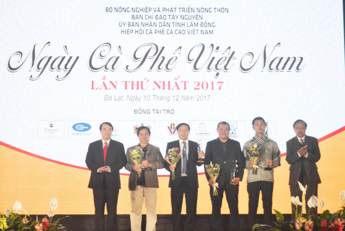 Ban tổ chức trao kỷ niệm chương cho những đơn vị đồng tài trợ Ngày Cà phê Việt Nam.