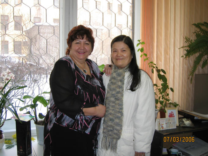 TS Đào Hồng Thu cùng với những người bạn Nga (Ảnh do nhân vật cung cấp).