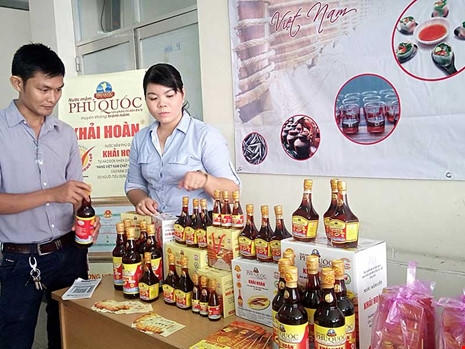 Nước mắm công nghiệp và nước mắm truyền thống đang cạnh tranh gay gắt trên thị trường. Ảnh: HTD