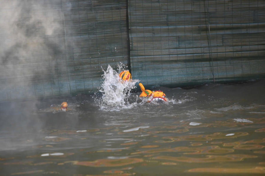 Người xem thích thú với các động tác của rối nước