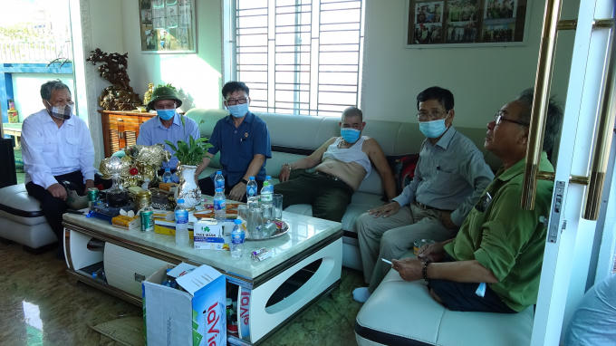 Lãnh đạo Hội cựu chiến binh TP giải thích, vận động các thương binh đến khu vực cưỡng chế.