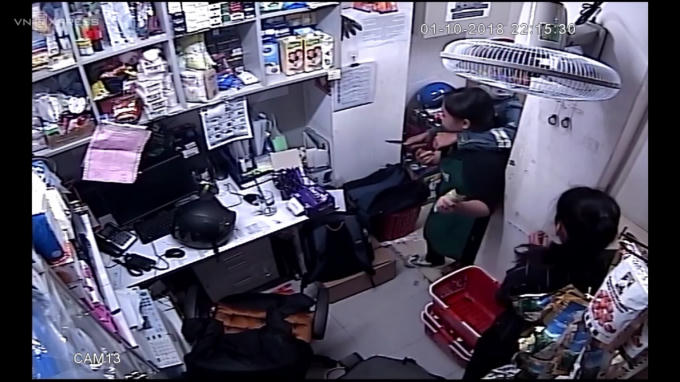 Khoảnh khắc tên cướp cầm dao khống chế nữ nhân viên bị camera quay lại.