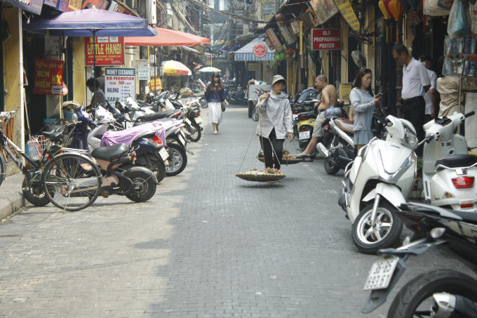 hoạt động cả ngày và đêm.