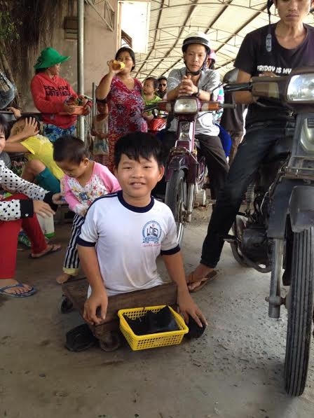 Vẫn còn tình trạng bán hàng rong và ăn xin trên phà.