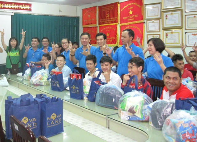Tình nguyện viên Novaland sinh hoạt giao lưu và tặng quà học sinh trường Khuyết tật Quận 3 nhân dịp Tết Trung thu