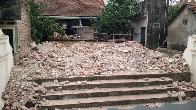 Mặc kệ cơ quan điều tra đang vào cuộc, căn nhà thờ đã trở thành đống gạch vụn.