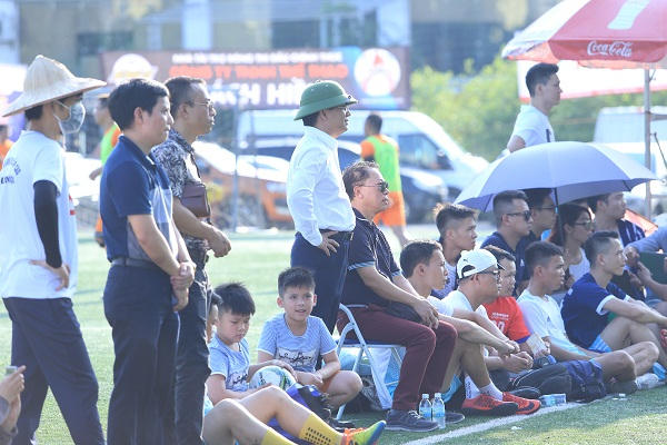 Nhiều cổ động viên tỏ ra hồi hộp, tiếc nuối sau những bàn thắng hụt