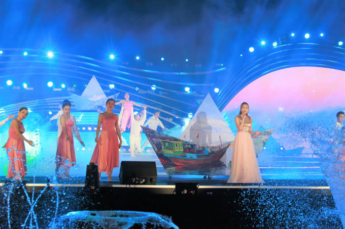 Ttiết mục được dàn dựng công phu như ca khúc “Trở về dòng sông tuổi thơ” được thể hiện bởi người con Đà thành Mỹ Tâm.