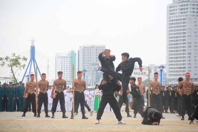 Các chiến sĩ đặc nhiệm thể hiện sức mạnh, sự chính xác, khéo léo khi ra đòn.
