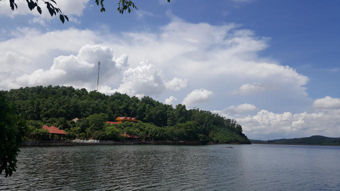 Cảnh "mây vờn núi" cùng với mặt hồ rộng lớn tạo ra một không gian thoáng đáng và mãn nhãn.