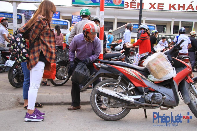 Hàng vạn người ùn ùn đổ về Thủ đô sau kỳ nghỉ lễ