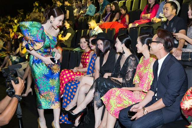 Bức ảnh Angela Phương Trinh được cho là cúi chào Ngô Thanh Vân, Hà Tăng, Linh Nga được ê-kíp truyền thông của cô cung cấp