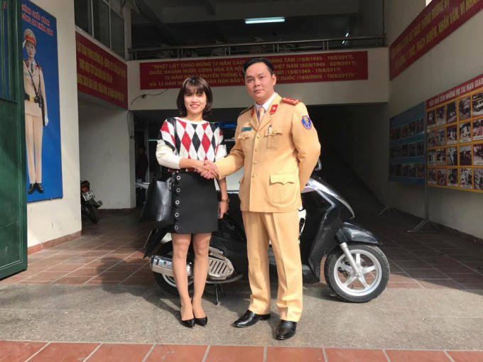 Chị Hương vô cùng xúc động, cảm ơn đồng chí Nguyễn Tuấn Cường - Phó đội trưởng Đội CSGT số 2.