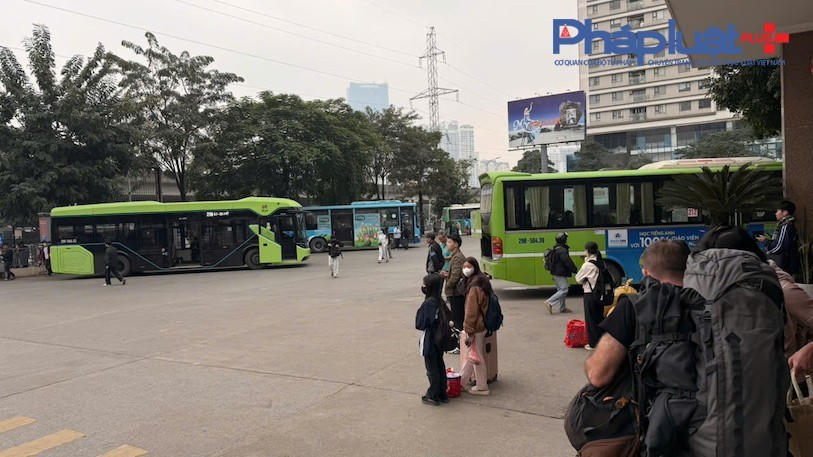 Tại các điểm xe buýt, người dân lỉnh kỉnh đồ đạc sau 1 chuyến đi dài từ quê nhà về Thủ đô sau kỳ nghỉ Tết Dương lịch.