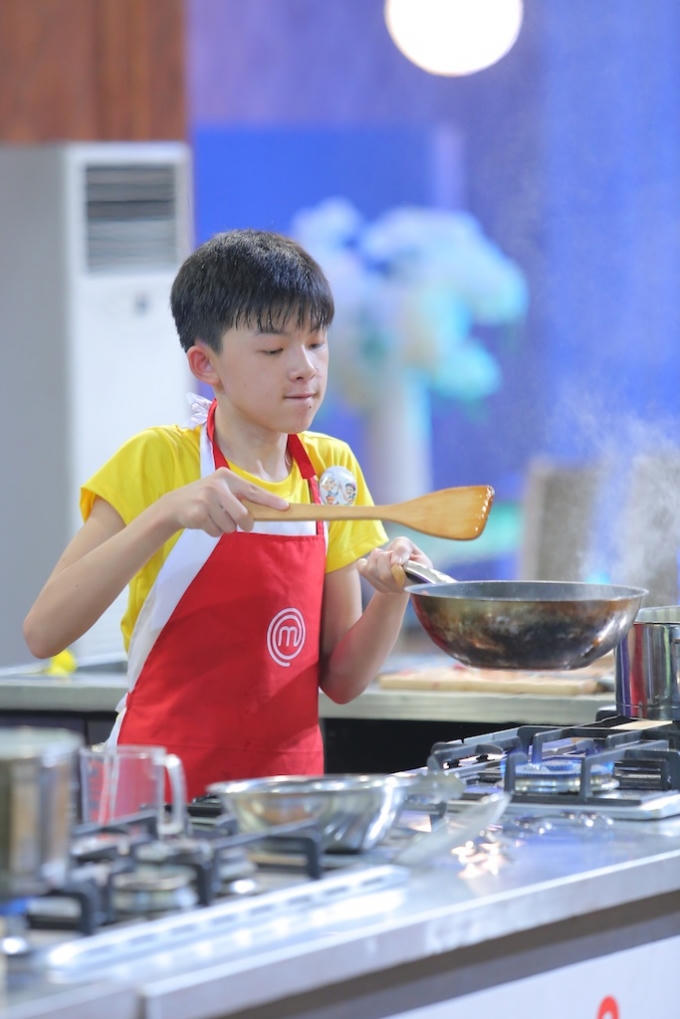 Thanh Hải tự tin thực hiện món ăn cho đội mình.