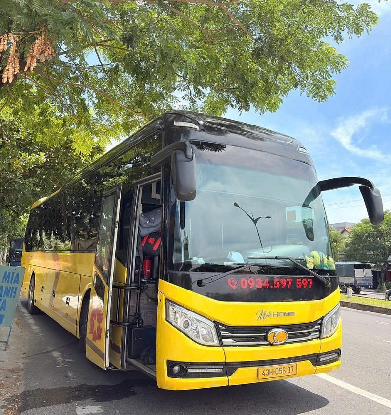 Xe khách 43H-056.37 chở quá số người quy định - Ảnh Công an TP Đà Nẵng.