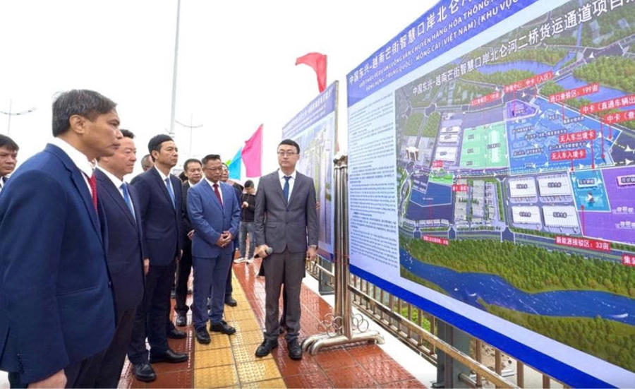 Các đại biểu tham quan sơ đồ dự án phân luồng vận chuyển hàng hóa thông minh tại cửa khẩu Đông Hưng (Trung Quốc) - Móng Cái (Việt Nam).