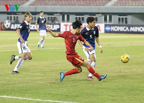 Tuy nhiên, gió bất ngờ đổi chiều. Phút 20, Văn Toàn đi bóng ở cánh phải, trước khi tạt bóng vào vòng cấm để Công Vinh dứt điểm tinh tế, mở tỷ số cho ĐT Việt Nam.