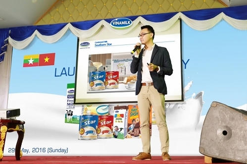 Đại diện bộ phận Marketing Quốc tế Vinamilk đang giới thiệu những sản phẩm Sữa chất lượng, đa dạng của Vinamilk đến người tiêu dùng, truyền thông, và các đối tác tại Myanmar.