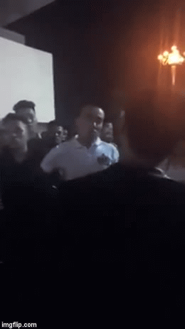 Lời qua tiếng lại thanh niên áo trắng đã xông vào đánh ca sĩ Du Thiên.