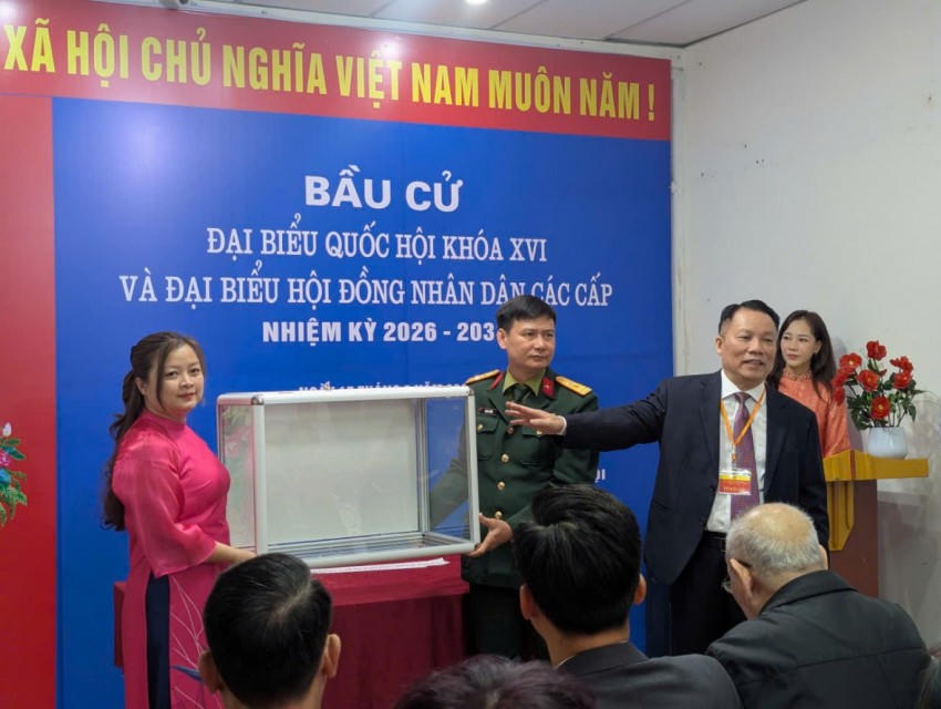 Tổ bầu cử tiến hành niêm phong hòm phiếu.