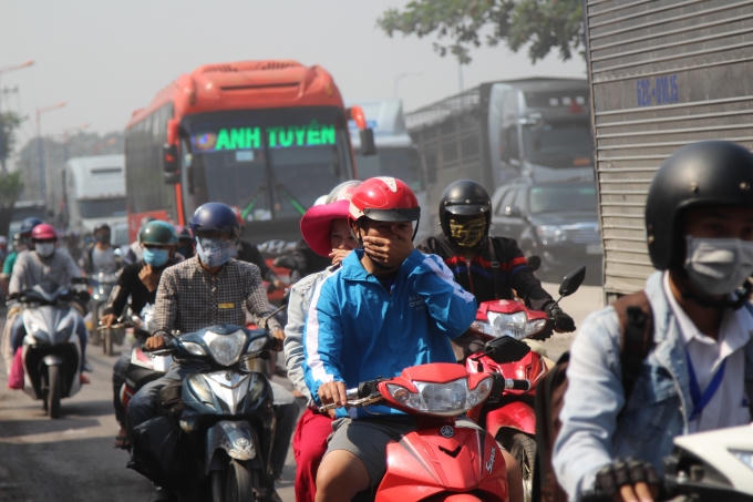 Mặt đường bị xuống cấp khiến cho phần đá, cát nổi lên trên. Khi các phương tiện đi qua gây ra khói bụi mù mịt. Nhiều người dân phải dùng tay dùng tay che mũi khi lưu thông qua khu vực nói trên.