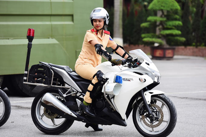 "Những chiếc xe phân khối lớn khá nguy hiểm và quá sức với nữ. Dòng xe tay côn này đòi hỏi nhiều kỹ thuật phức tạp khi điều khiển. Lúc vào côn, nếu tay giữ không chắc, xe có thể vọt lên với tốc độ rất nhanh", một thành viên đội biểu diễn xe môtô nói.