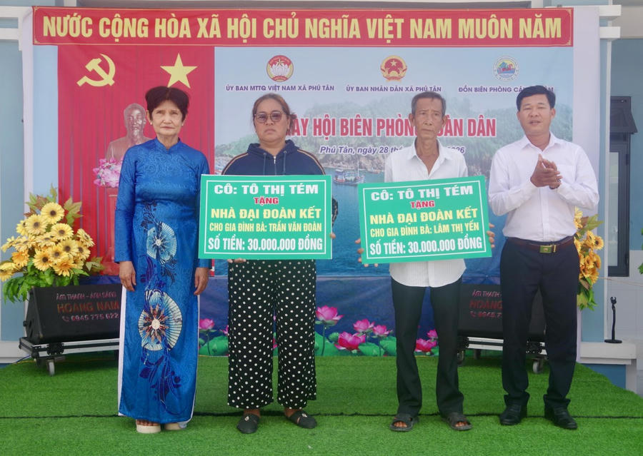 Ông Nguyễn Đức Duy - Chủ tịch Ủy ban MTTQ Việt Nam xã Cái Đôi Vàm và bà Tô Thị Tém (mạnh thường quân) trao tượng trưng 2 căn nhà tình thương cho người dân.