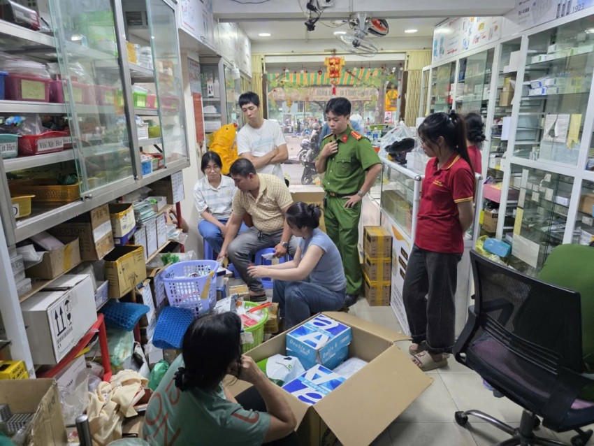 Cơ quan chức năng khám xét cửa hàng