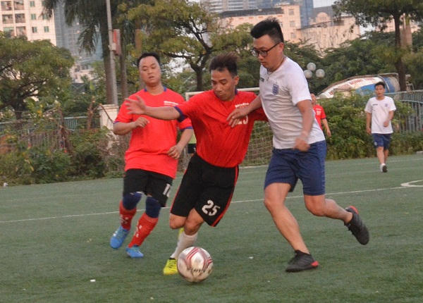 Báo Dân trí (áo trắng) đã có chiến thắng thuyết phục 3-1 trước Báo Nhân đạo và Đời sống