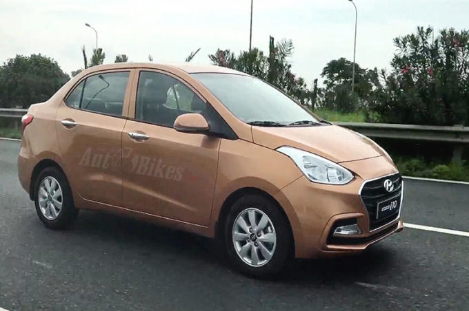 Hyundai Grand i10 2017 bản lắp ráp chạy trên đại lộ Thăng Long (Hà Nội)