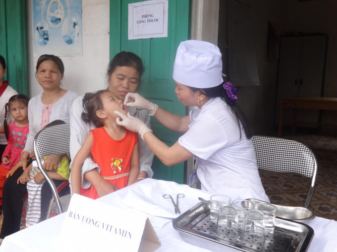 Ngay từ sáng sớm, rất đông phụ huynh đã chủ động đưa con đến trạm y tế xã để uống vitamin A và thuốc tẩy giun.