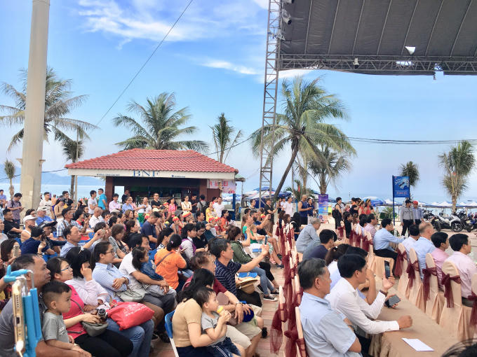 Khán giả theo dõi chương trình khai mạc mùa du lịch biển Đà Nẵng 2018.