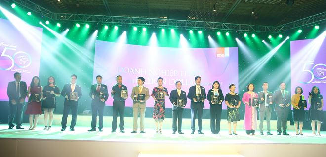Ông Bùi Xuân Huy – Tổng giám đốc Tập đoàn Novaland nhận chứng nhận Top 50 Công ty kinh doanh hiệu quả nhất Việt Nam và vinh danh Top Doanh nghiệp tỷ đô trên sàn chứng khoán