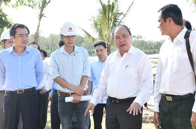 Thủ tướng thị sát một công trình đang xây dựng bên bờ biển.