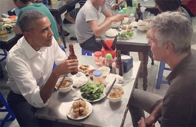 Bức ảnh sẽ đi vào lịch sử kinh doanh của nhà hàng bún chả Hương Liên lẫn Công ty bia Hà Nội.