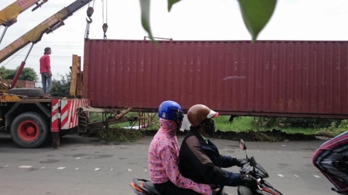 Thùng container được kéo lên an toàn. Ảnh: Hải Đường