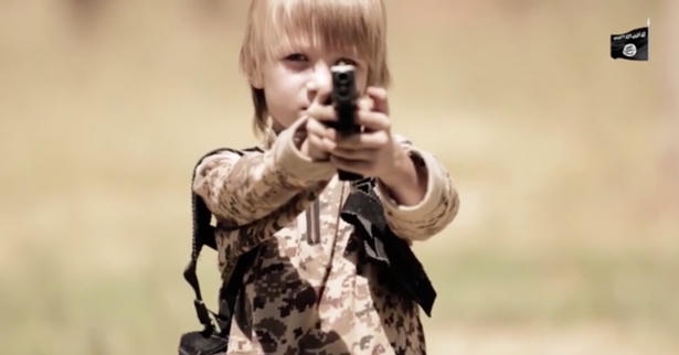 Cậu bé tóc vàng xuất hiện trong video.