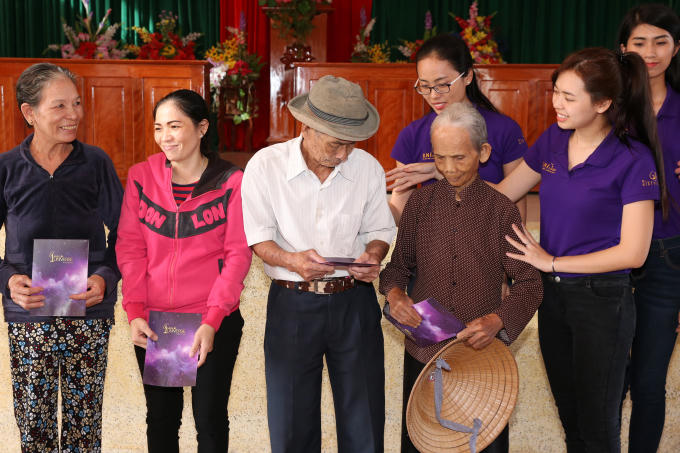 Gần 4 tỷ đồng được gửi chia sẻ với người dân miền Trung từ tổ chức Hoa hậu Hoàn vũ Việt Nam