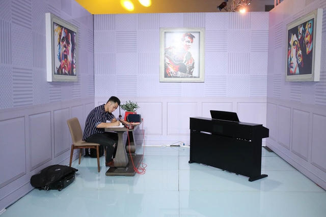 Mỗi căn phòng sáng tác đều được bố trí để phù hợp với từng cá tính của thí sinh. 8 nhạc sĩ trẻ khá hào hứng khi bước vào những căn phòng treo các bức tranh đầy màu sắc. Đó cũng chính là chủ đề do HLV Đức Trí dành cho mỗi cặp đấu.