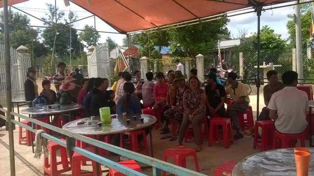 Người dân bàng hoàng khi biết tin 3 học sinh chết đuối.