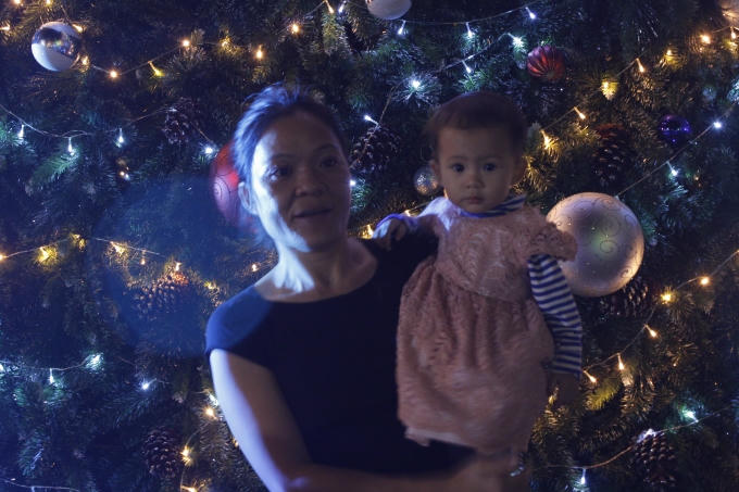 Cùng chụp ảnh trước cây thông!              Đúng 0h ngày 25/12, Lễ đón Giáng sinh chào năm mới sẽ bắt đầu, mọi công việc đang được hoàn thiện.