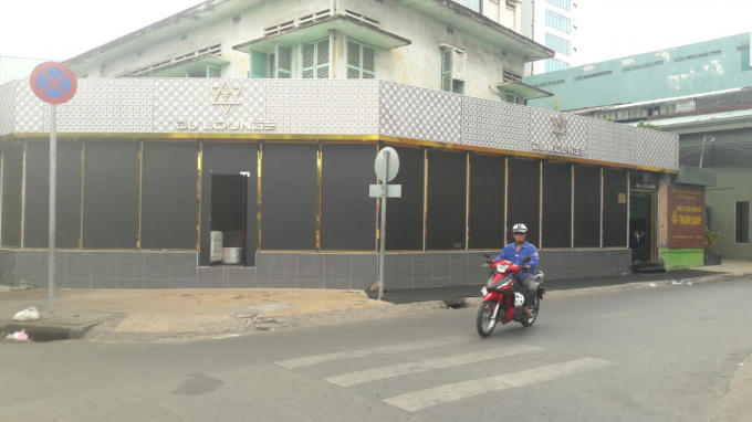 “DL lounge” tại số 1-3-5 Nam Quốc Cang, quận 1 nhìn từ góc đường Nguyễn Trãi, quận 1 (Ảnh chụp ngày 19/4/2018)