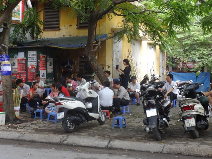 Tại điểm thi trường THPT Cầu Giấy, 7h45 phút sáng, các thí sinh đã vào phòng thi, một số phụ huynh quyết định ngồi chờ con ngay tại cổng trường.