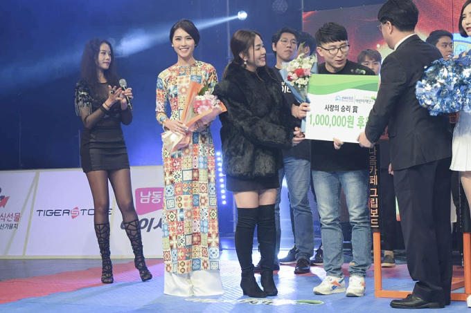 Hoa hậu Tường Linh diện &aacute;o d&agrave;i sang H&agrave;n Quốc quay h&igrave;nh cho đ&agrave;i SBS