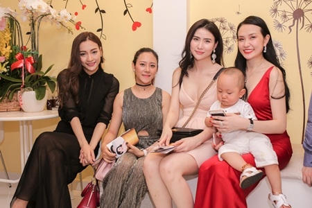 Những người bạn từ Hà Nội vào thăm Thu Hương,