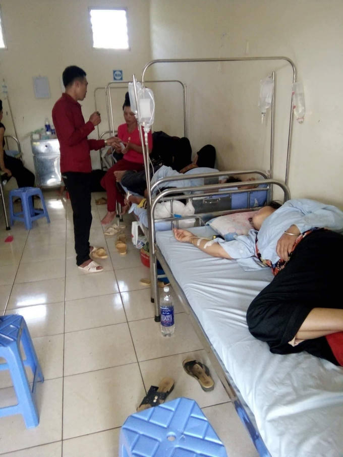Đi ăn đ&aacute;m cưới, hơn 141 người phải nhập viện v&igrave; ngộ độc thực phẩm