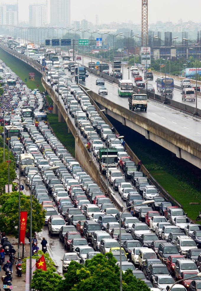 Theo Phòng CSGT, Công an Hà Nội, tính đến tháng 9/2015, toàn thành phố có 535.000 ôtô, chưa kể xe mang biển kiểm soát ngoại tỉnh cũng đang hoạt động tại đây khiến thủ đô đầy ắp xế hộp. Ảnh: Hoàng Anh.