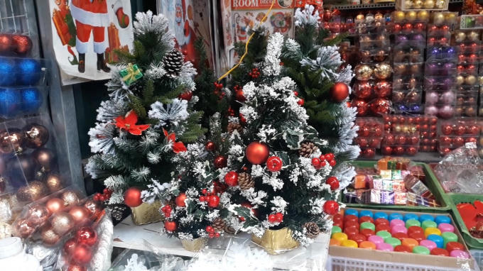 Cây thông Noel nhỏ năm nay được nhiều khách hàng lựa chọn.